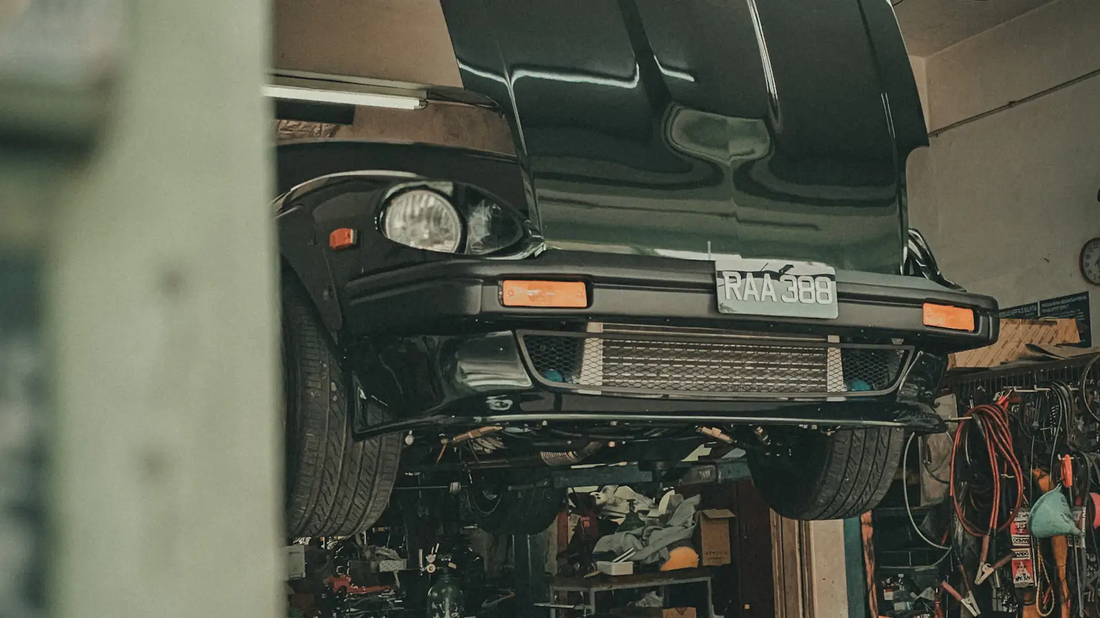 Auto levantado en el elevador de un taller mecánico